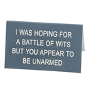 Duży znak na biurko „Powiedz jaki”.