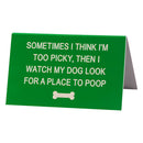 Duży znak na biurko „Powiedz jaki”.