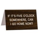 Duży znak na biurko „Powiedz jaki”.