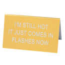 Duży znak na biurko „Powiedz jaki”.