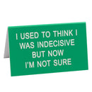 Duży znak na biurko „Powiedz jaki”.