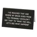 Duży znak na biurko „Powiedz jaki”.