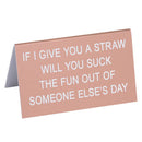 Duży znak na biurko „Powiedz jaki”.