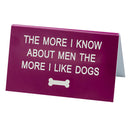 Duży znak na biurko „Powiedz jaki”.