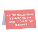 Duży znak na biurko „Powiedz jaki”.