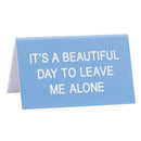 Duży znak na biurko „Powiedz jaki”.