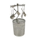 Świecznik przypominający karuzelę z obrotowymi ostrzami